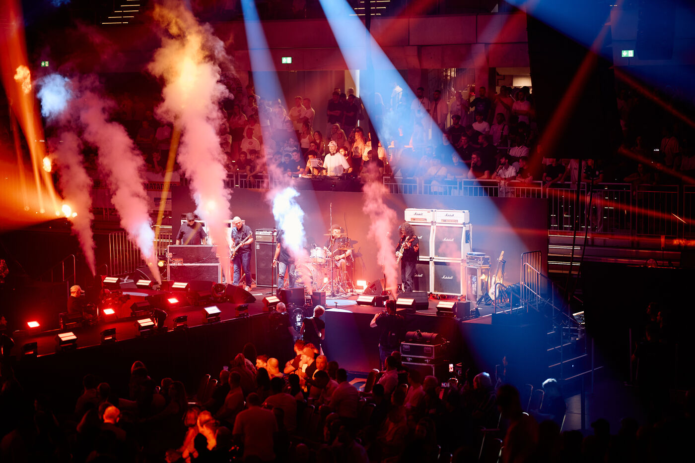 Live-Show mit Bühnen- und Lichtshow